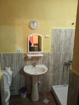 Гостевой дом Guest House Batumi Батуми Бюджетный двухместный номер с 2 отдельными кроватями-3