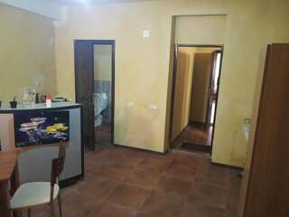 Гостевой дом Guest House Batumi Батуми Бюджетный двухместный номер с 2 отдельными кроватями-10
