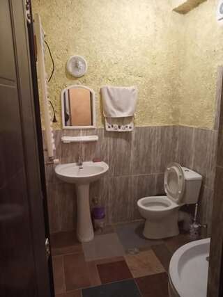 Гостевой дом Guest House Batumi Батуми Бюджетный двухместный номер с 2 отдельными кроватями-12